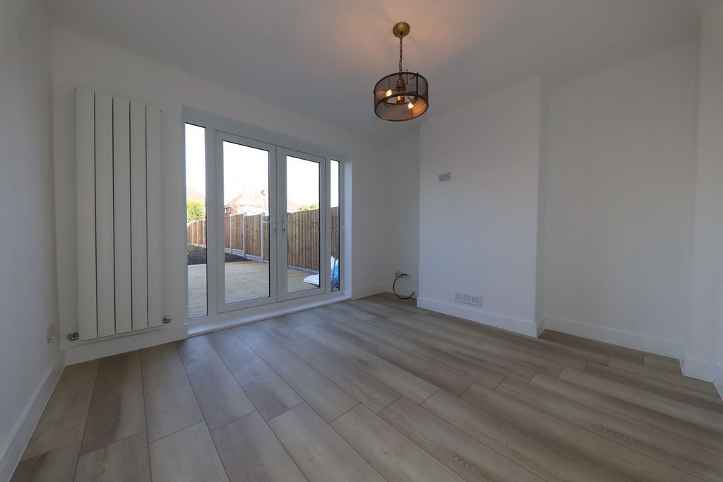 Property photo 3 of 10 Living (3)