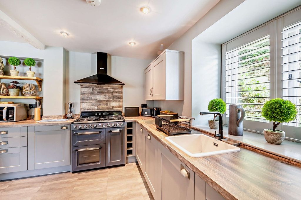Property photo 3 of 13 Kitchen