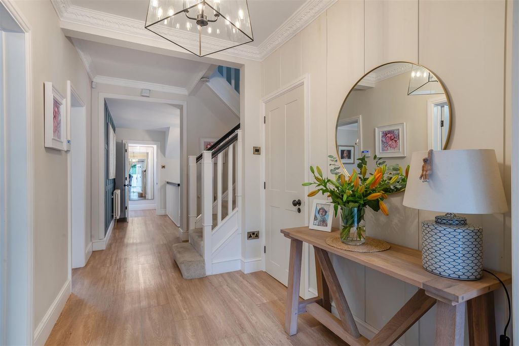 Property photo 3 of 30 8625396-Interior01.Jpg