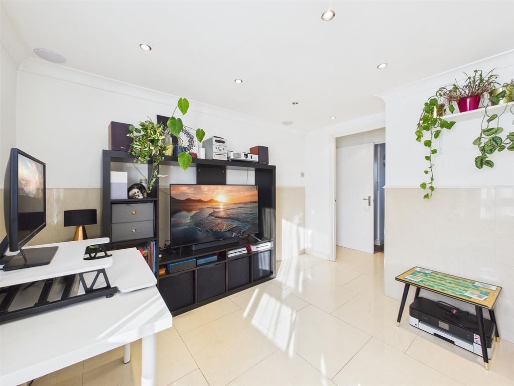 Property photo 3 of 14 Cam01358G0-Pr0198-Still016.Jpg