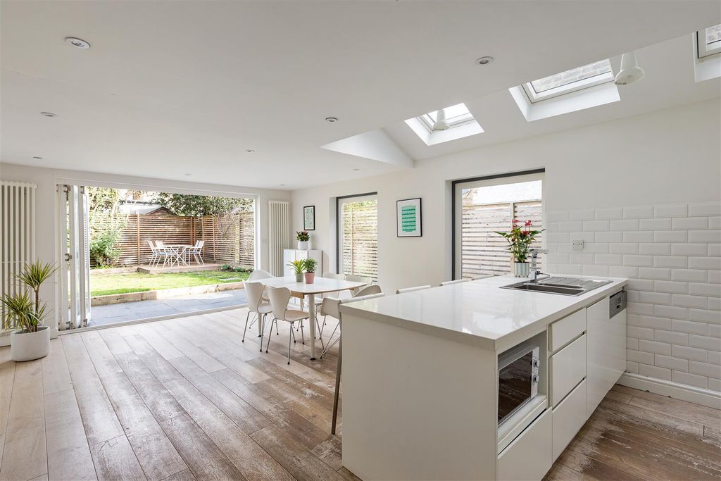 Property photo 3 of 48 Barclay Road, E17