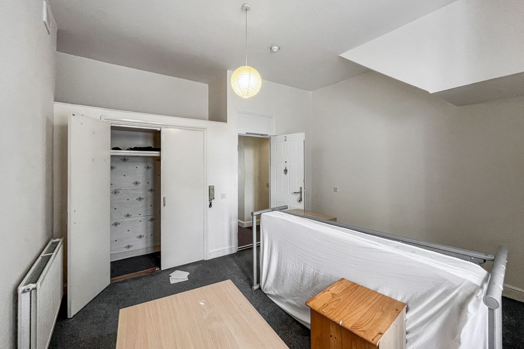 Property photo 1 of 35 96 Ritherdon Road, Tooting, London Sw17 8Qq