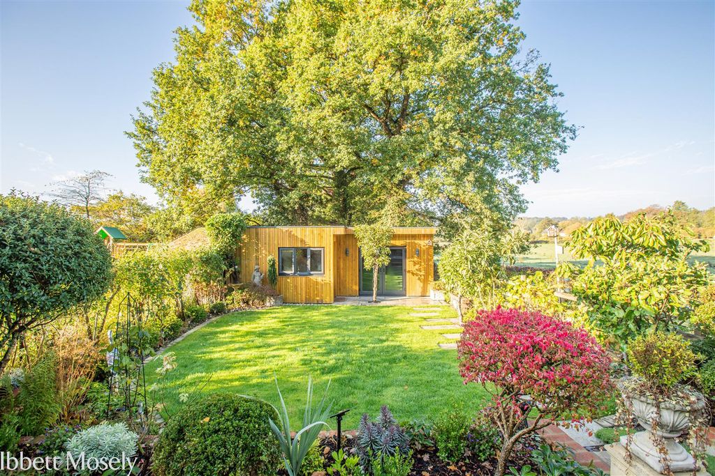 Property photo 2 of 12 18 Garden.Jpg