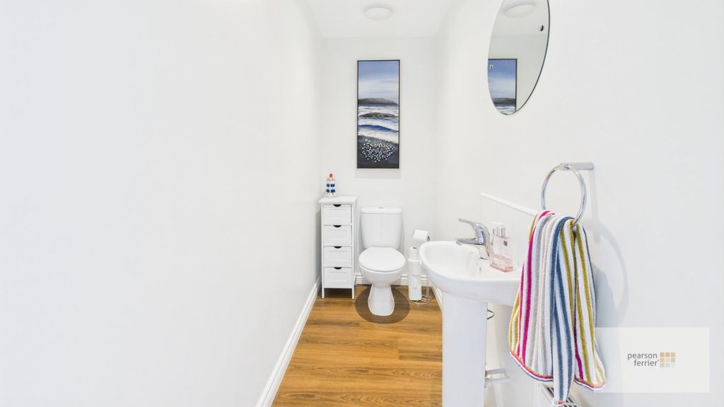 Property photo 3 of 16 wc/Cloaks