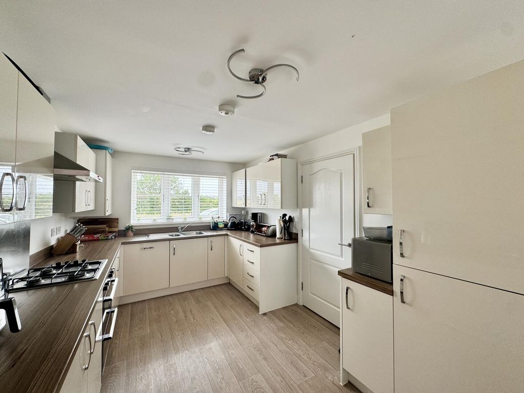 Property photo 2 of 19 Kitchen
