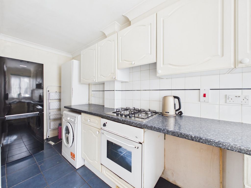 Property photo 3 of 8 Kitchen