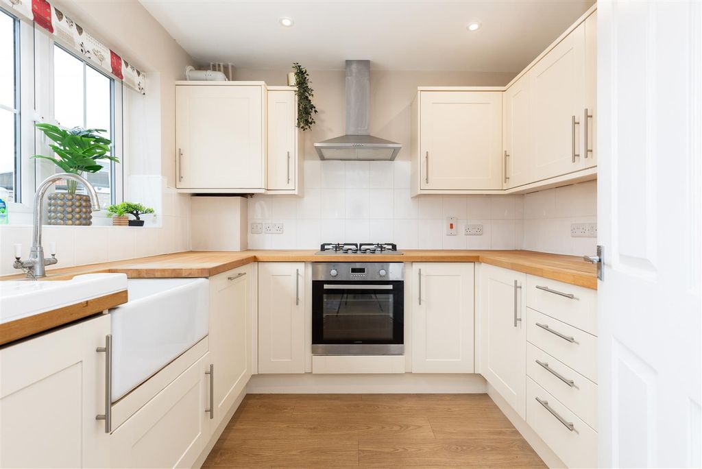 Property photo 3 of 19 Kitchen