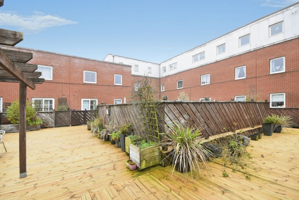 Property photo 3 of 17 Communal Terrace