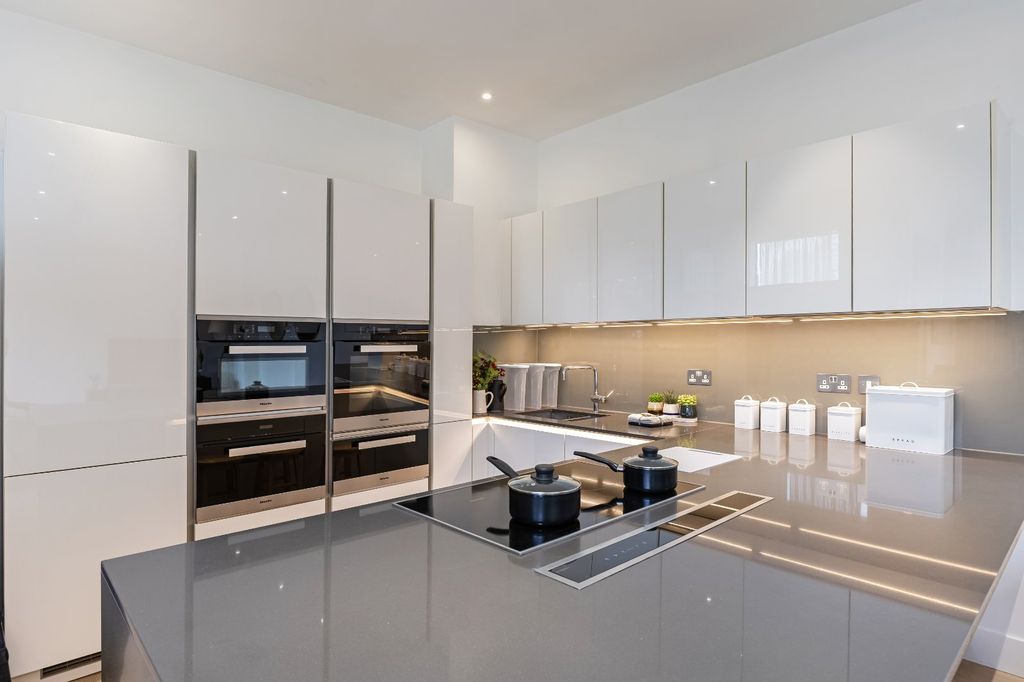 Property photo 2 of 17 Kitchen