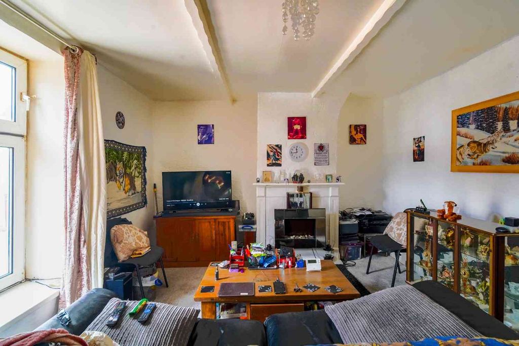 Property photo 2 of 27