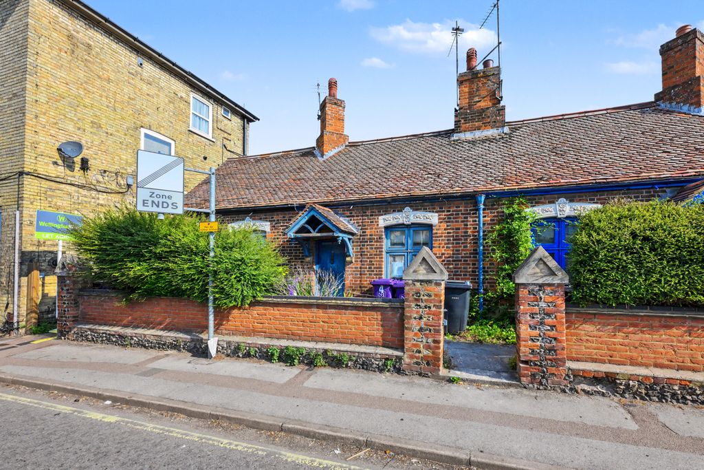 Property photo 2 of 14 4 The Alms Houses, Queens Road, Royston Sg8 7Ap