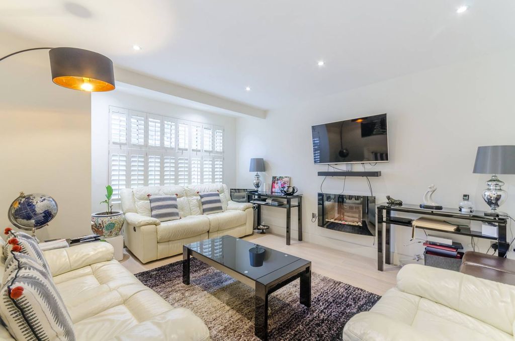 Property photo 3 of 17