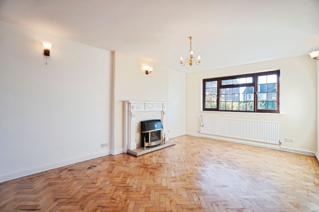 Property photo 2 of 13 4712015