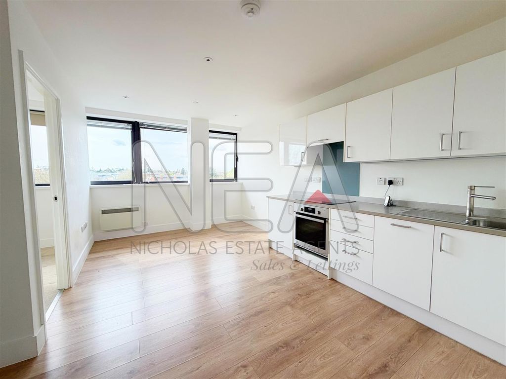 Property photo 2 of 8 Living Room/Kitchen