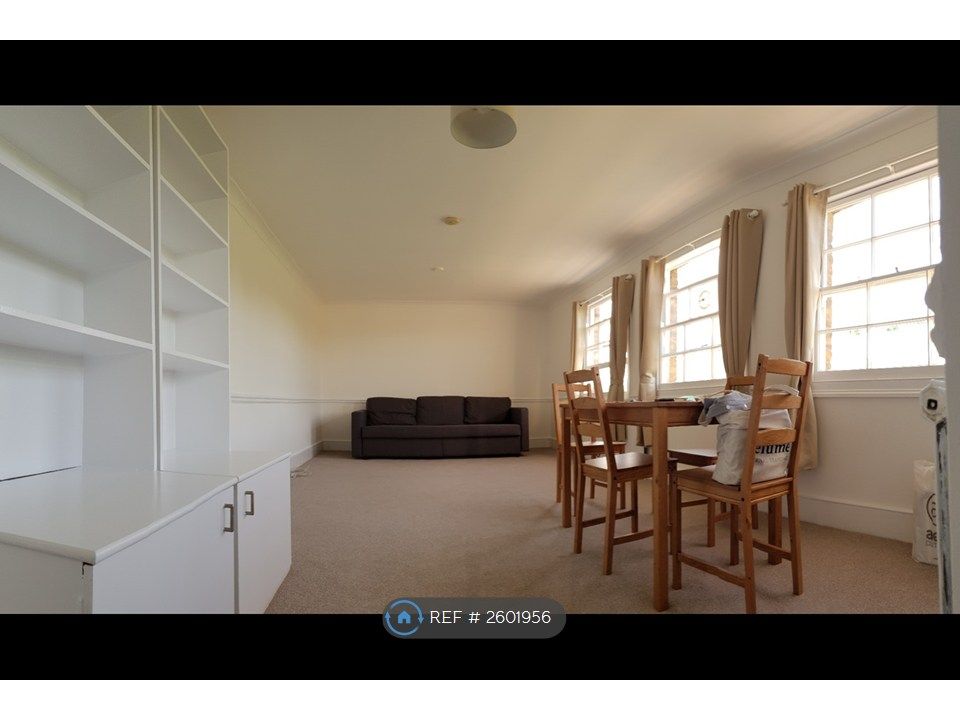 Property photo 1 of 18 Living Room