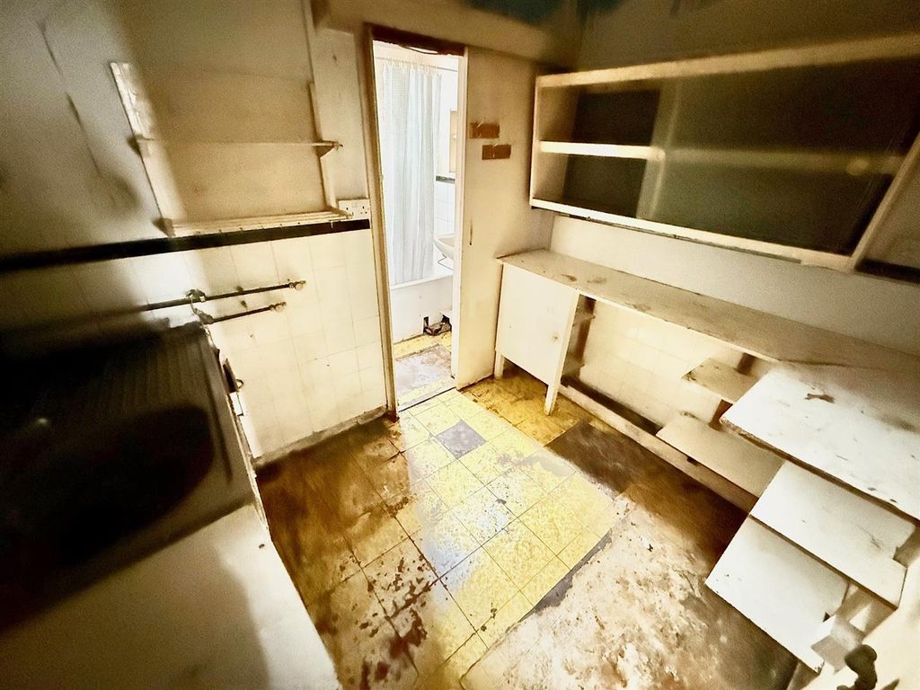 Property photo 3 of 10 Kitchen