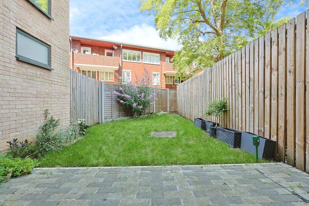 Property photo 3 of 22 Garden Apartment