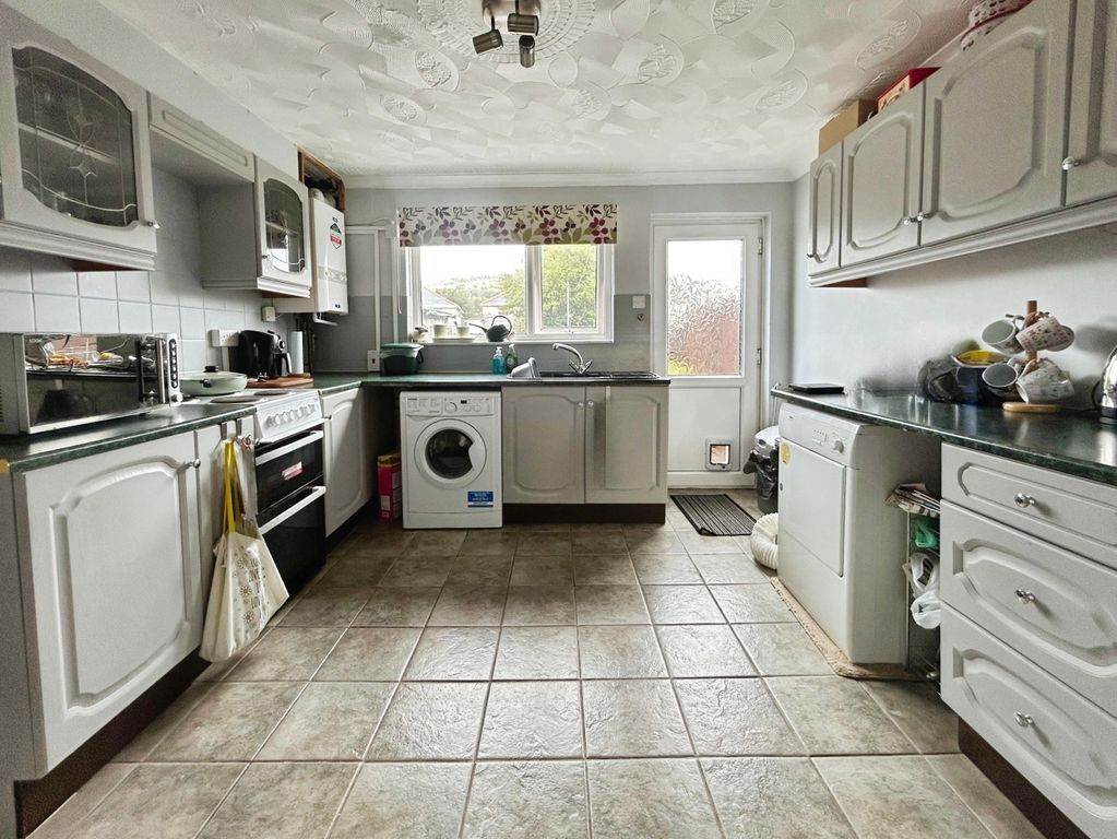Property photo 2 of 12 Kitchen