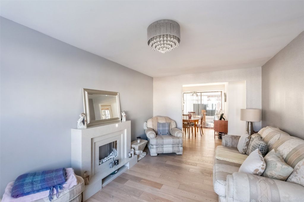 Property photo 2 of 31 Lounge