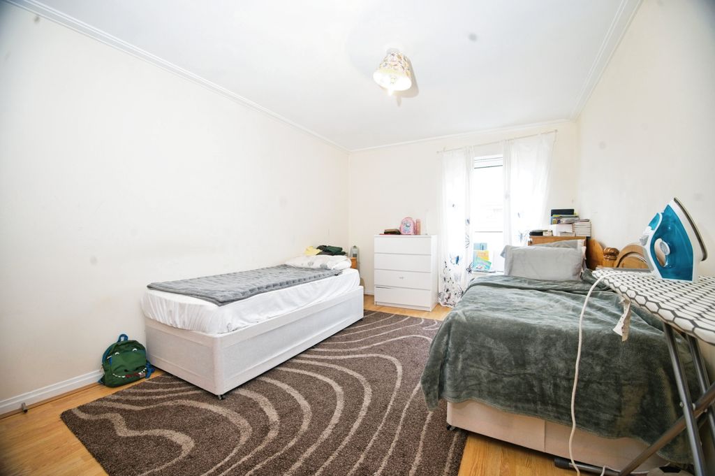 Additional image 10 of 3 bed flat for saleLynton Court, Cardiff, South Glamorgan CF10