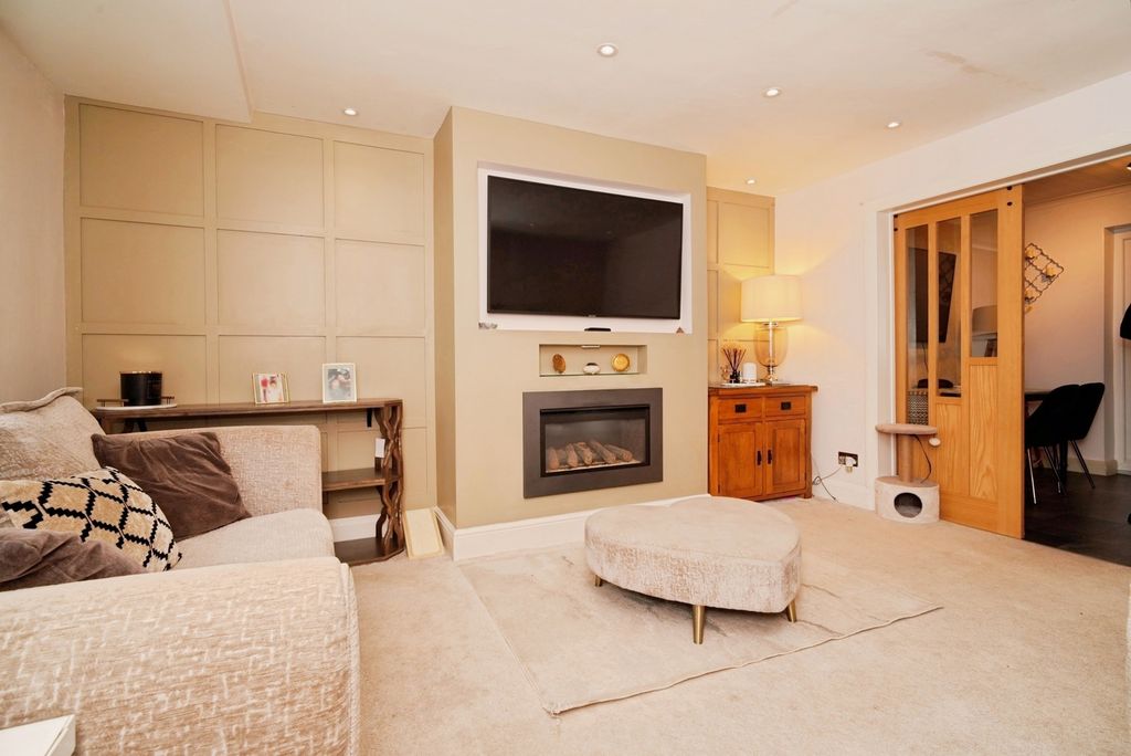 Property photo 2 of 17 Lounge