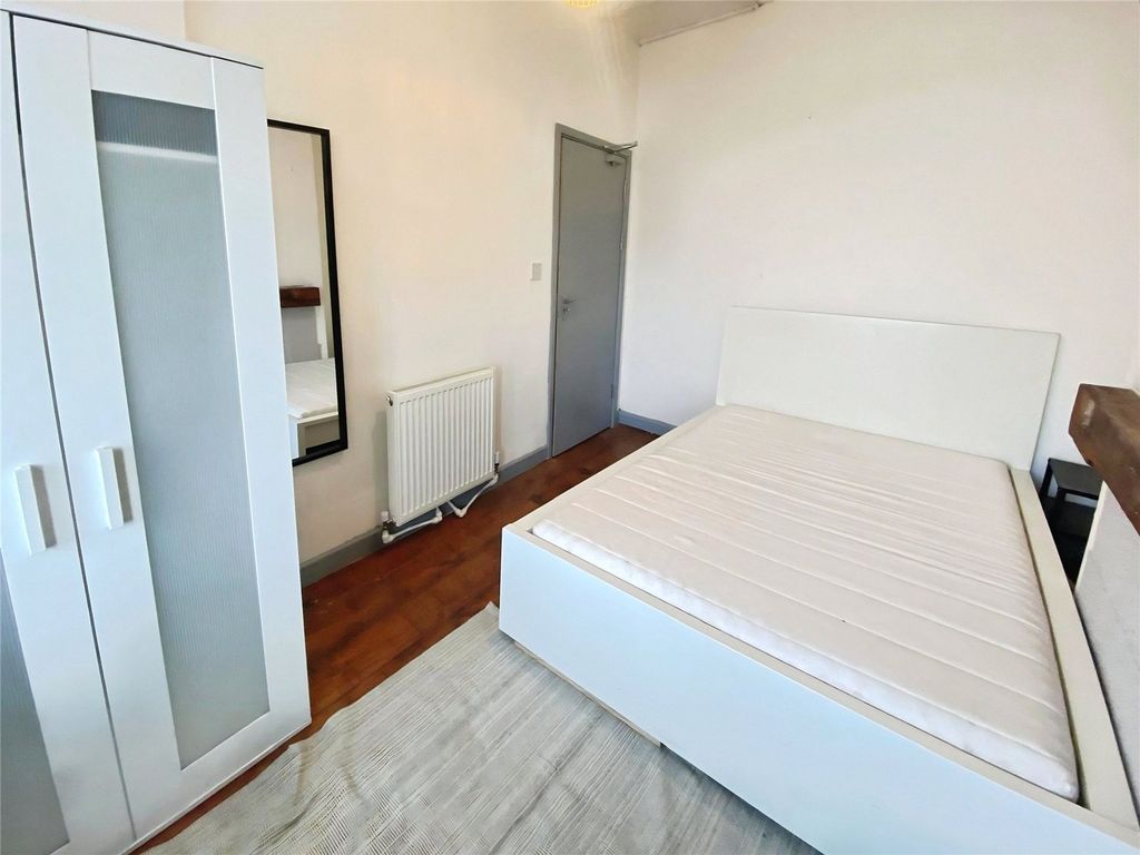 Property photo 3 of 10 Room 4