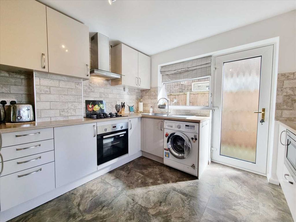 Property photo 3 of 15 Kitchen: