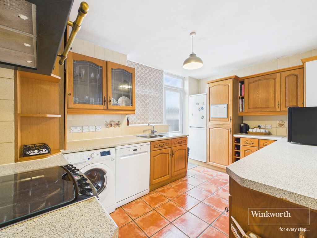 Property photo 3 of 10 Kitchen