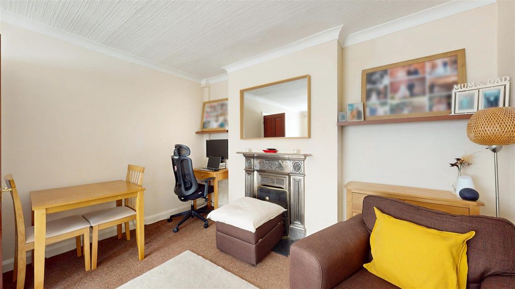 Property photo 3 of 13 Lounge.Jpg
