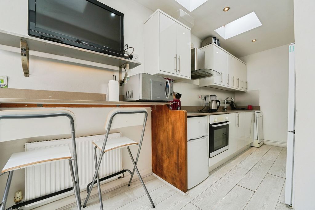 Property photo 3 of 17 Kitchen