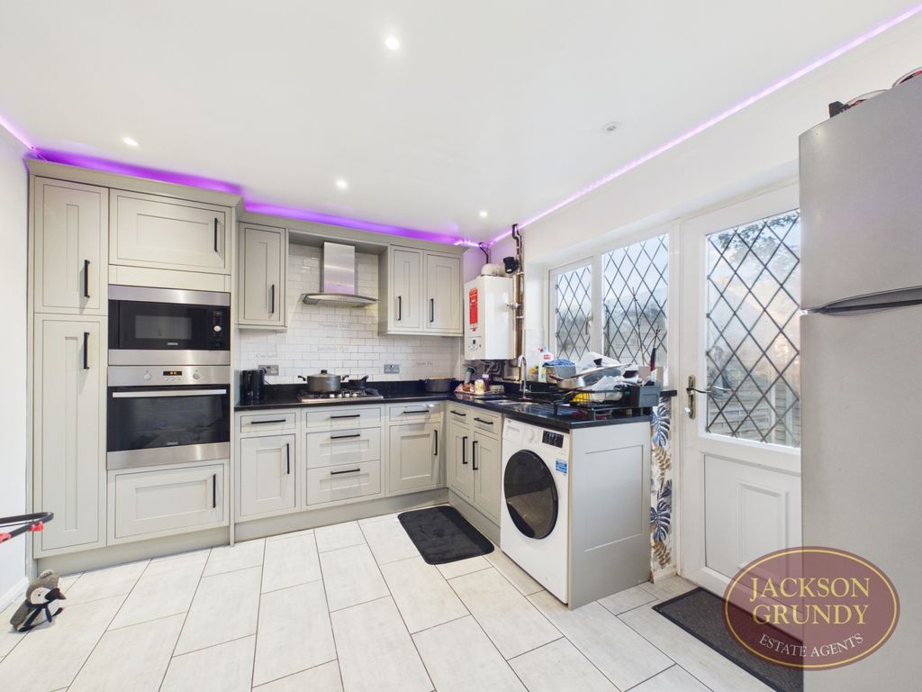 Property photo 2 of 10 Baronson Gardens