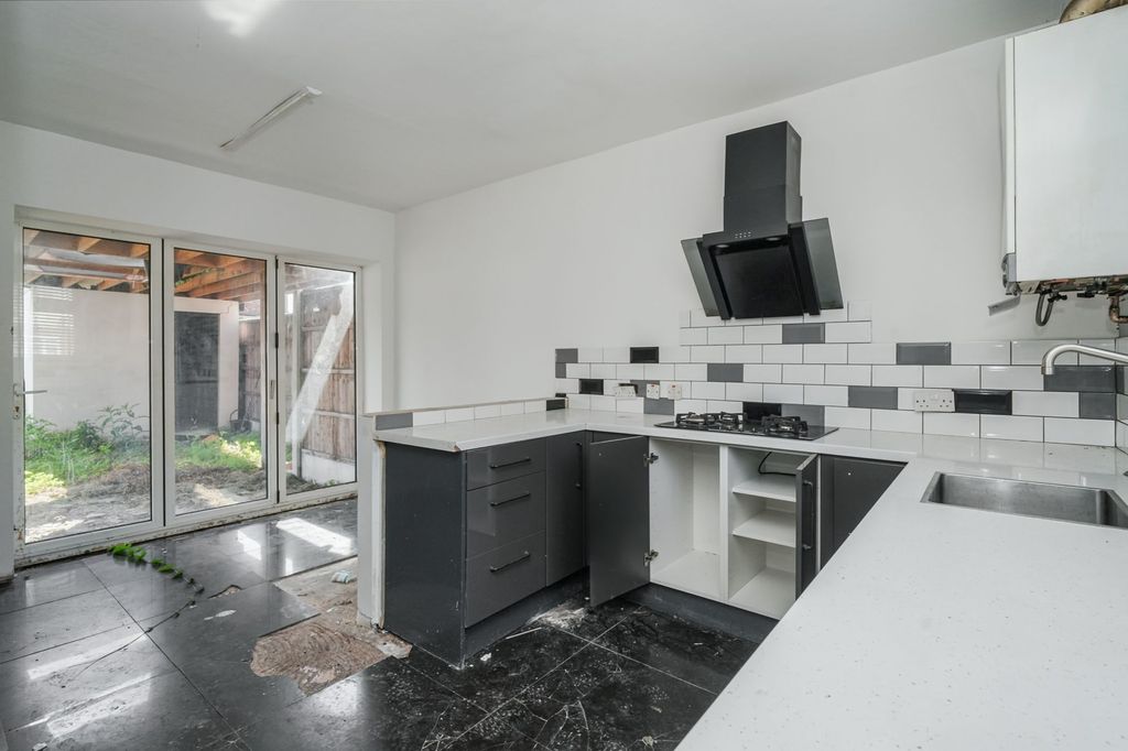 Property photo 3 of 18 5 Marple Grove, Stretford, Manchester M32 0Bd