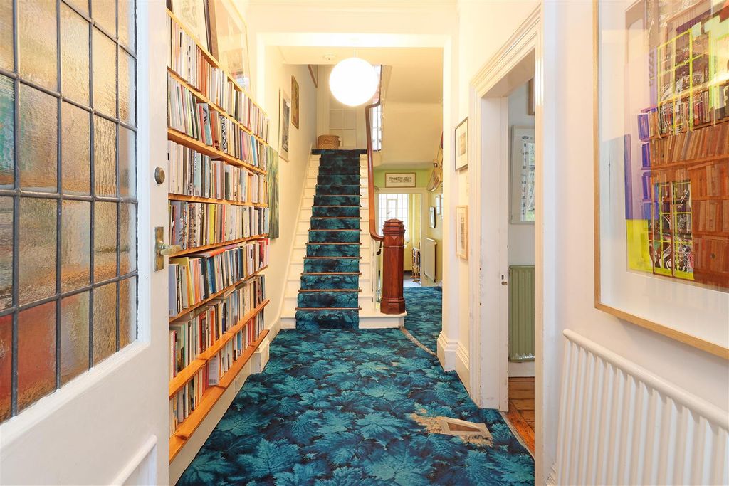 Property photo 3 of 14 Hallway