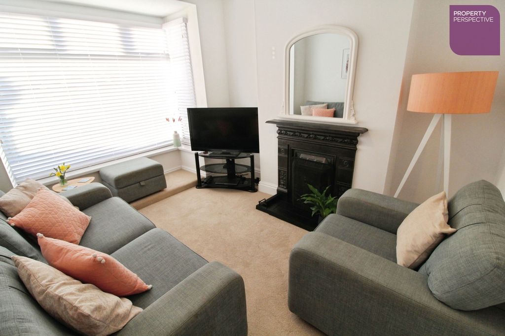 Property photo 2 of 11 Lounge