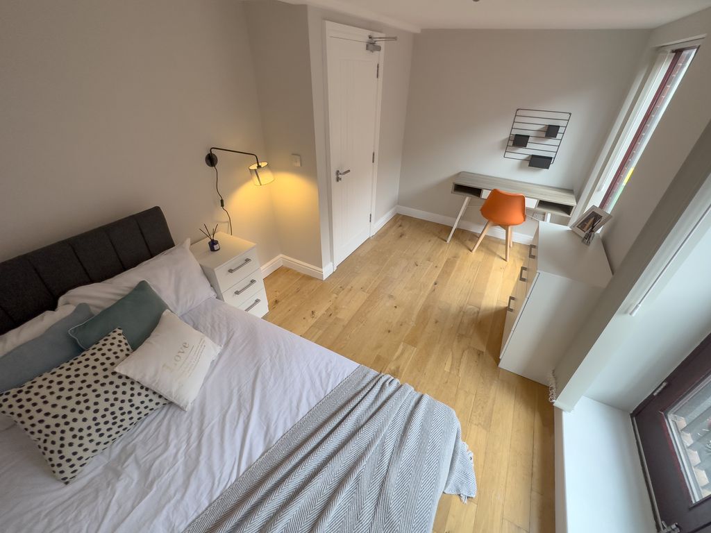 Property photo 3 of 8 4