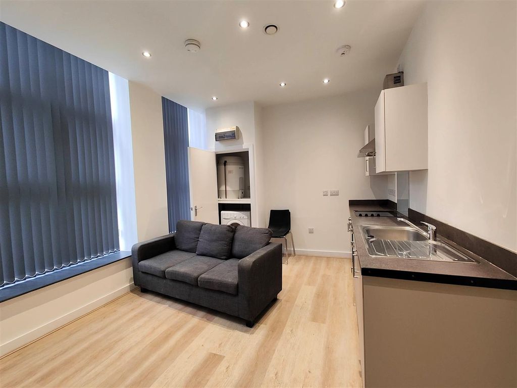 Property photo 3 of 8 Lounge / Kitchewn