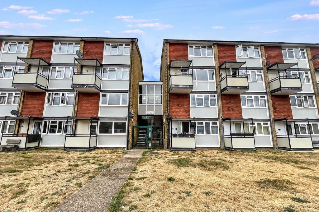 Property photo 1 of 15 242 Longheath Gardens, Croydon Cr0 7Ty