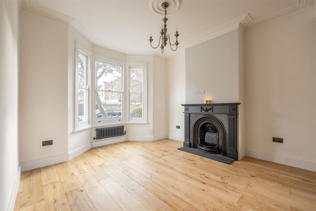 Property photo 2 of 29 Wragby Road, E11