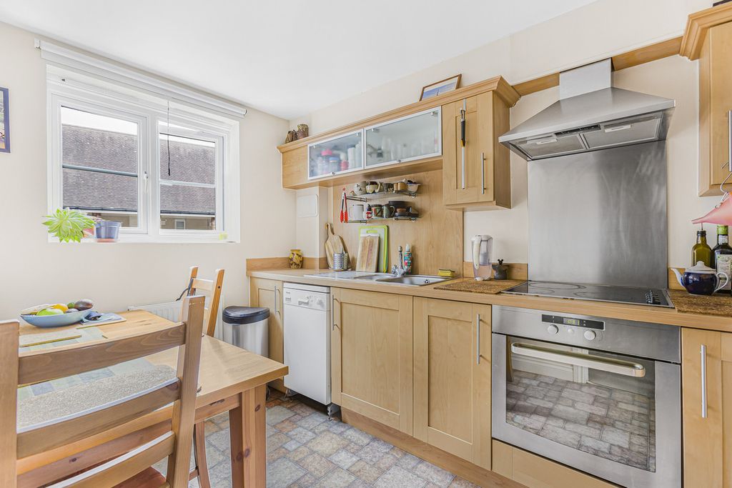Property photo 3 of 28
