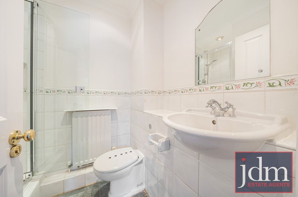 Property photo 3 of 10 Bathroom