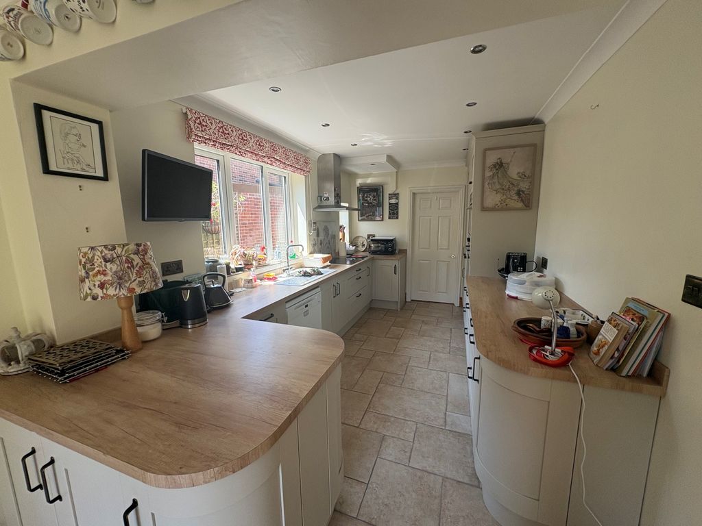 Property photo 3 of 17 Kitchen