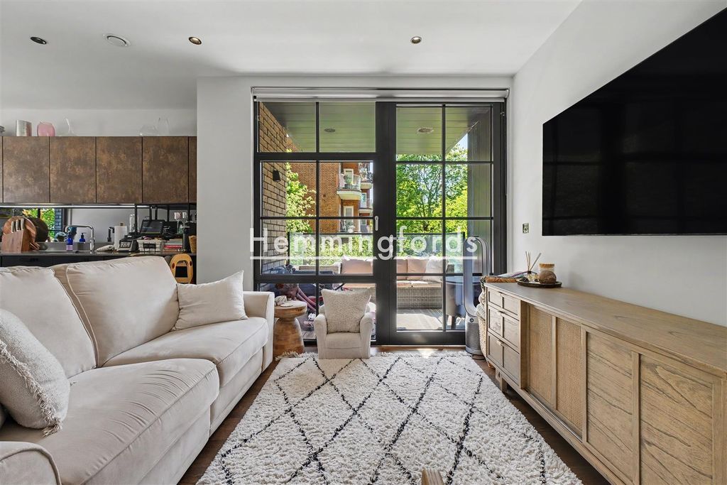 Property photo 3 of 14 Bracklyn Street N1-2.Jpg