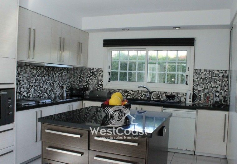 Property photo 3 of 27