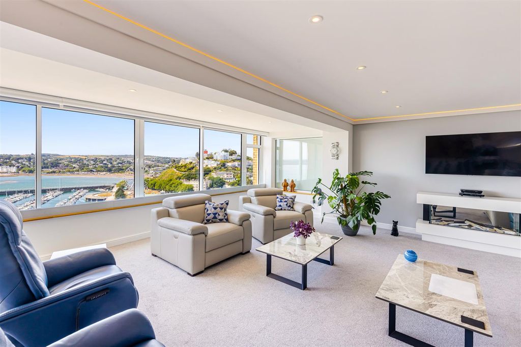 Property photo 3 of 19 A06 - B5 Shirley Towers Vane Hill Road - 250714.Jp