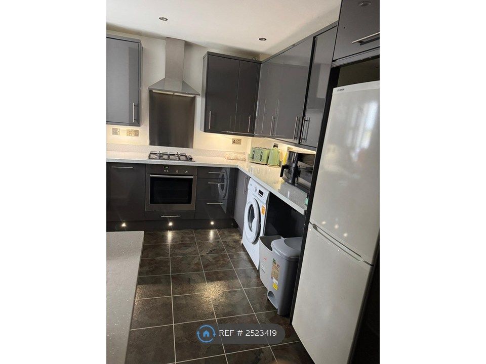 Property photo 1 of 12 Modern Kitchen