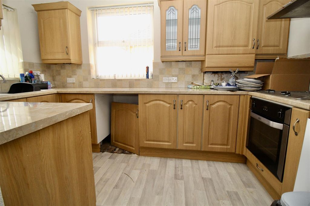 Property photo 3 of 14 Kitchen