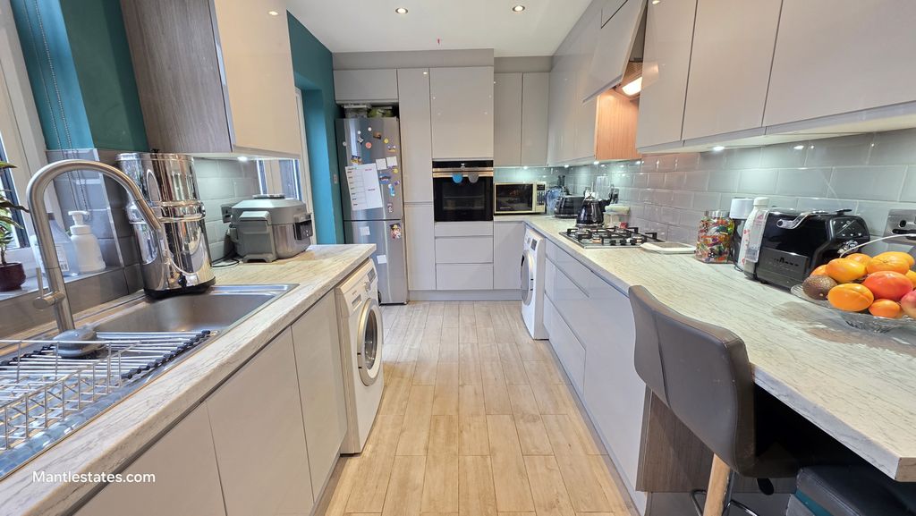 Property photo 2 of 28 Kitchen