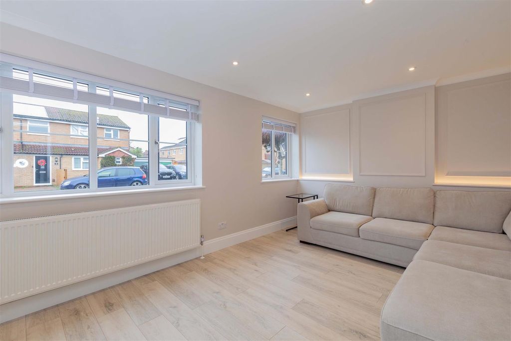 Property photo 3 of 18 10 Purssell Close-11.Jpg