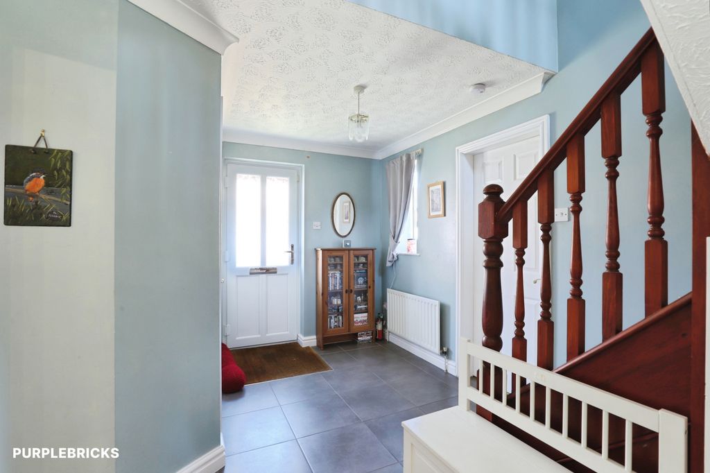 Property photo 3 of 30 Entrance Hall