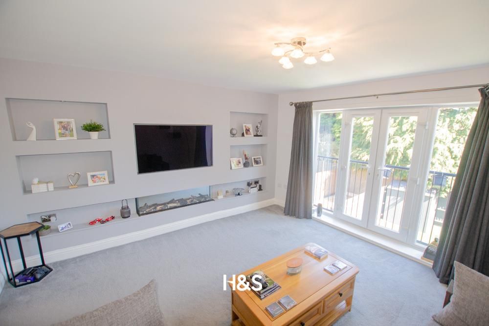 Property photo 3 of 18 41 Snitterfield - Lounge2.Jpg